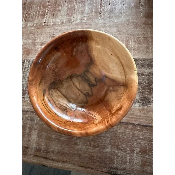 Hand turned beautiful bowl - Picture 1 of 4